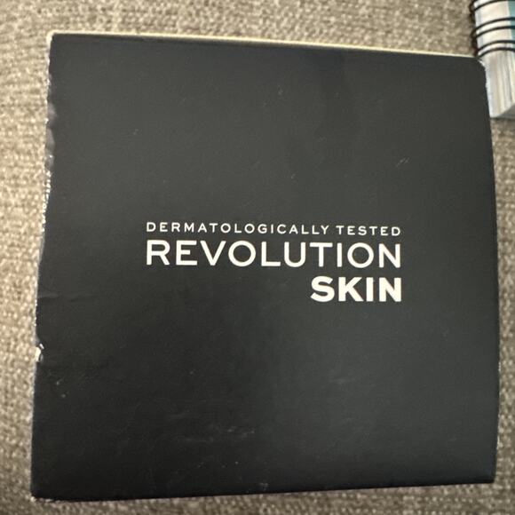 Revolution Skin Blemish Charcoal & Glycolic Acid Face Mask Cream 1.69 oz. - Picture 4 of 5